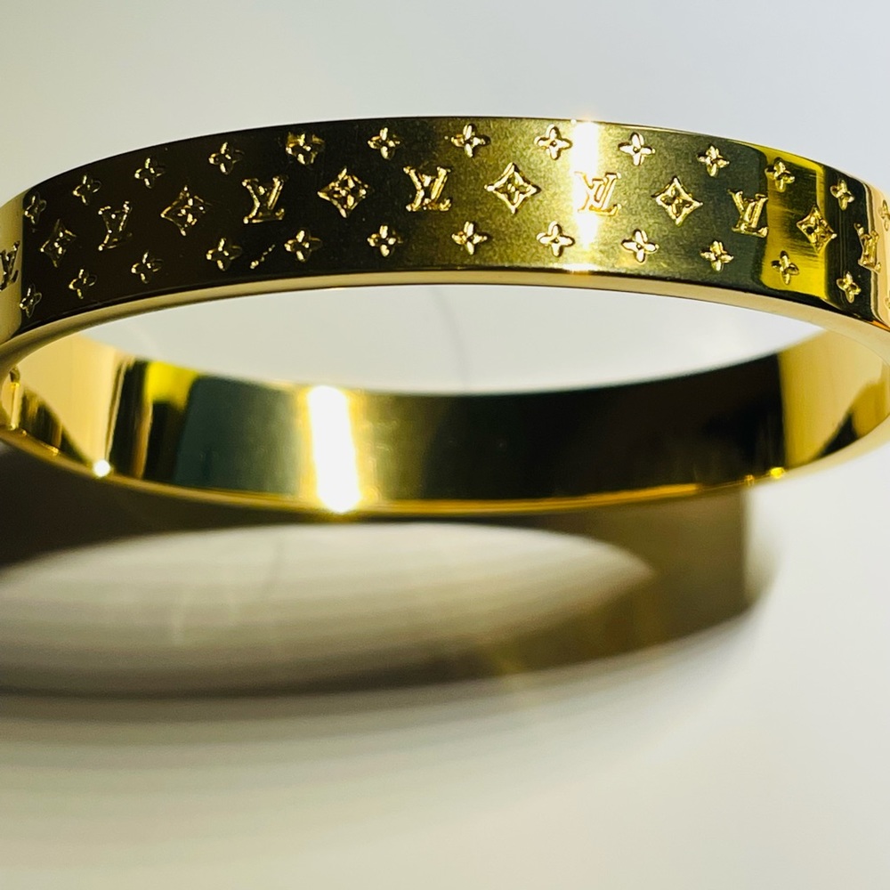 Brand new never worn yellow gold fashion bangle